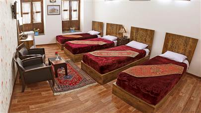 اتاق چهار تخته هتل سنتی فاضلی یزد